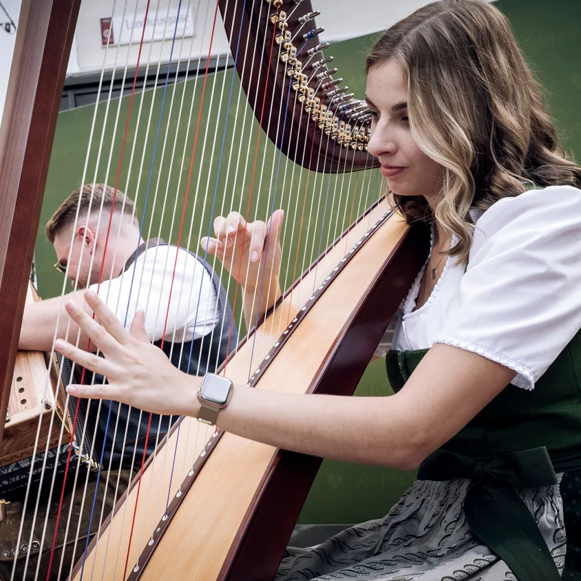 Stimmungsvolle Festivalbühne bei Nacht